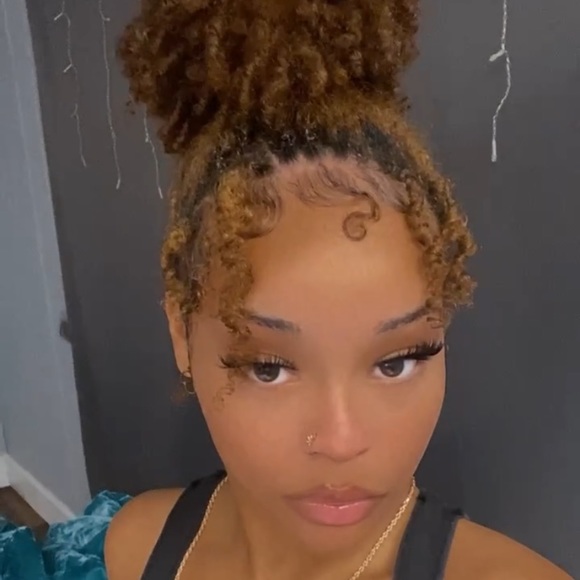 Meet your Posher, Noelle - Picture 1 of 1